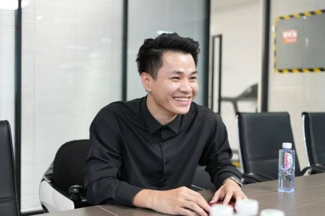 意氣風發(fā)的黃忠亨,。