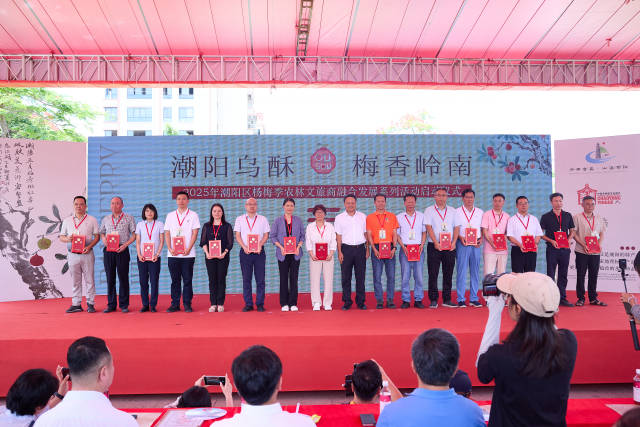 為16名專家頒發(fā)證書。