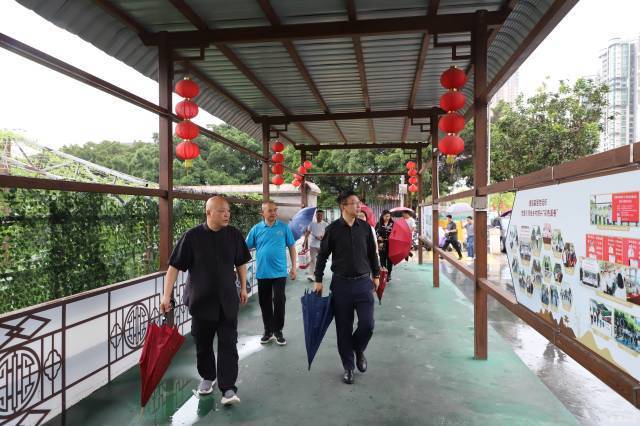 参观板桥村观光长廊