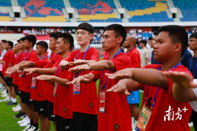 聋人球员用手语合“唱”国歌。 聋人球员用手语合“唱”国歌。