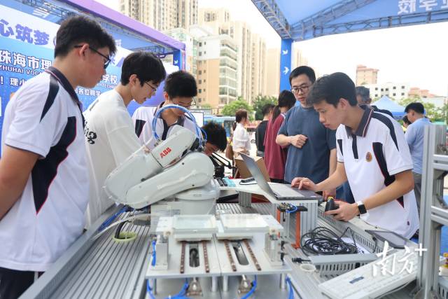 2025年珠海市职业教育活动周启动仪式暨职教风采展示活动在金湾区红旗镇文体中心举行。图为珠海一职展位。 