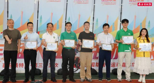 主办方为省供销集团出资企业（左四）授予感谢证书?