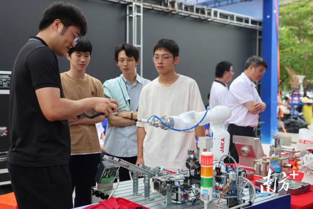 2025年珠海市职业教育活动周启动仪式暨职教风采展示活动在金湾区红旗镇文体中心举行。 
