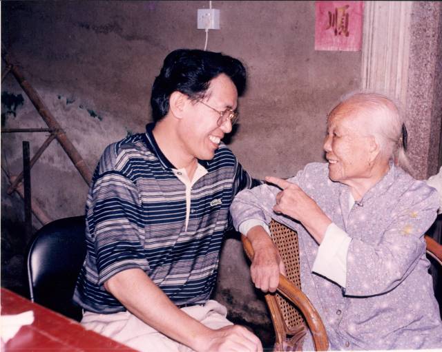 1996年,卢瑞华同志与母亲相聚聊天。 1996年,卢瑞华同志与母亲相聚聊天。