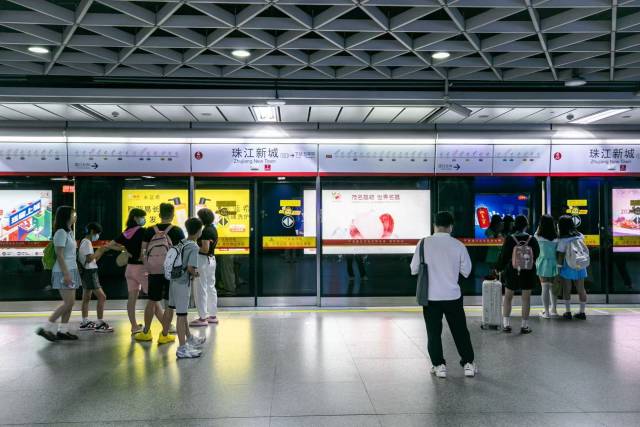 ”茂名荔枝“亮相广州1号线、2号线、3号线、5号线、6号线多个站点。