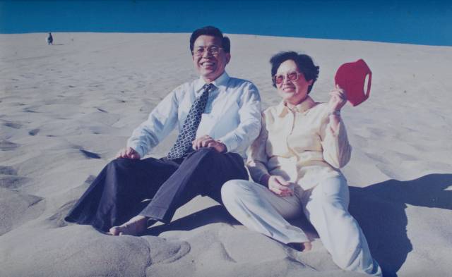 1998年9月,卢瑞华同志与夫人魏莹在一起。 1998年9月,卢瑞华同志与夫人魏莹在一起。