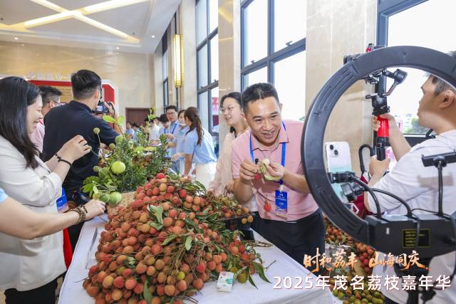 嘉年华现场众多主播现场直播卖荔枝。