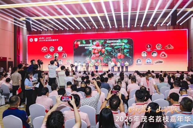 乡村主播、新农人联袂推介茂名特色农产品。