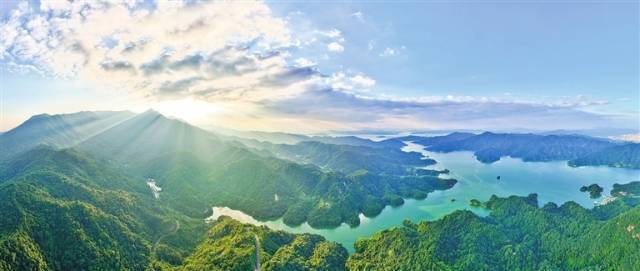 桂山与万绿湖自然风光。近年来，河源市把绿美生态建设绣入发展蓝图，积极推进绿美河源生态建设。 冯晓铭 摄