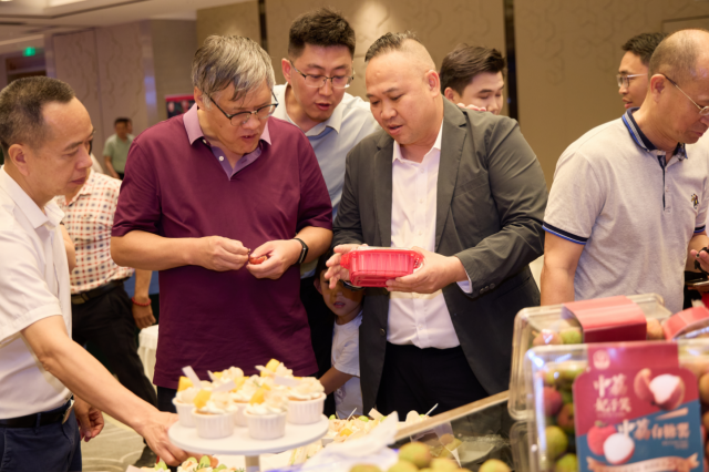 现场嘉宾共品广东荔枝。