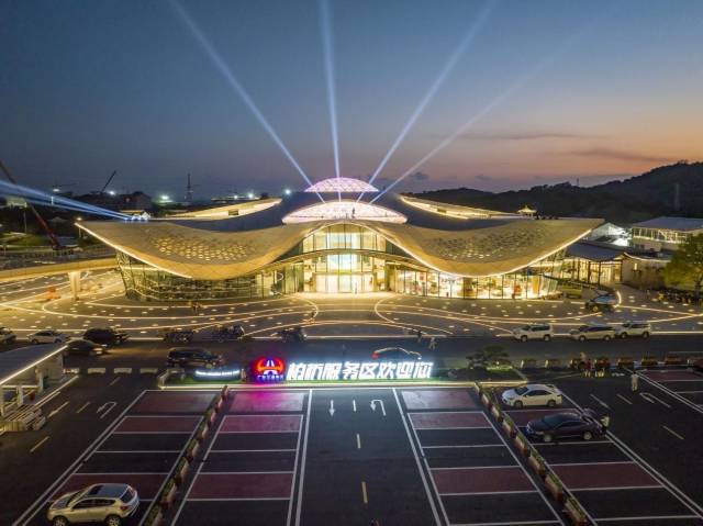 柏桥服务区正式开业。