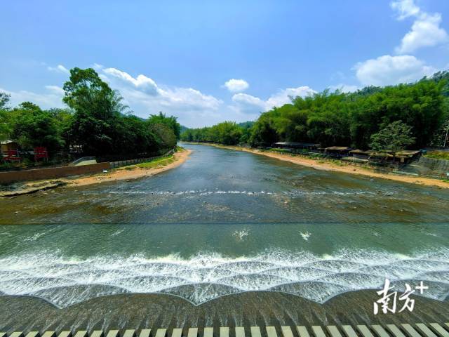 溪美村作为绿美示范带的关键节点，生态环境优美。
