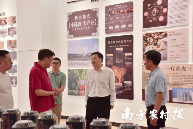 宁明县委书记、县长孙金水（右二）现场参观。