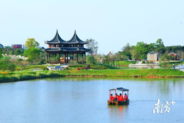 广东珠海中山公园，水清草绿，游客乘船赏景，如在画中游。