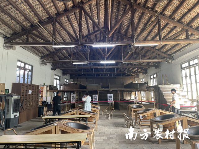 红旗茶厂多个车间展示的部分自主研发的新机器新设备。