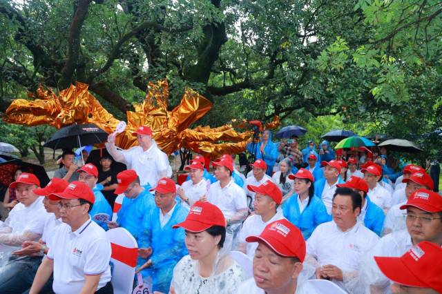 竞拍中企业家积极报价。