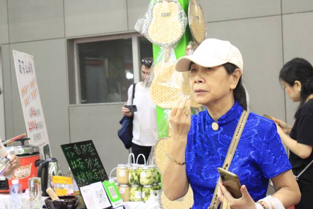 生长于莲花山的“海鲜茶”,带着独特的咸鲜风味,让不少第一次尝试的市民大呼新奇。 生长于莲花山的“海鲜茶”,带着独特的咸鲜风味,让不少第一次尝试的市民大呼新奇。