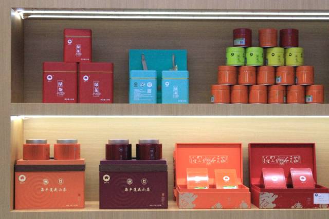 雄鹰公司茶园选址莲花山脉传统茶乡西坑,茶叶带有天然的蜜香和糖果香。 雄鹰公司茶园选址莲花山脉传统茶乡西坑,茶叶带有天然的蜜香和糖果香。