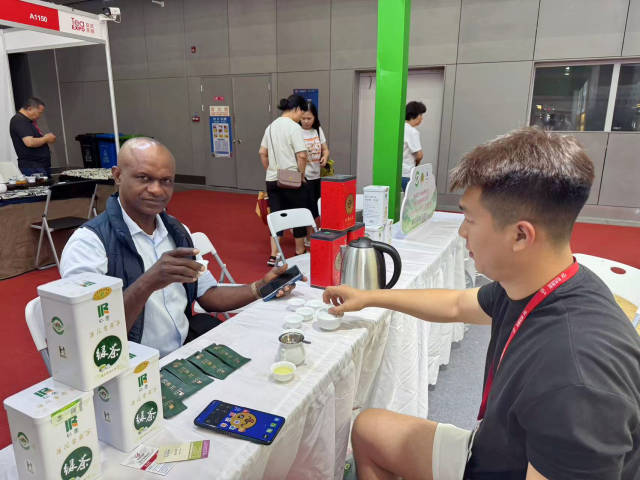 埃及客商品尝完海丰莲花山茶后,啧啧称赞。 埃及客商品尝完海丰莲花山茶后,啧啧称赞。