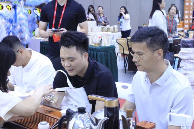 资深茶客现场品鉴海丰莲花山茶,赞叹茶香扑鼻、入口回甘。 资深茶客现场品鉴海丰莲花山茶,赞叹茶香扑鼻、入口回甘。