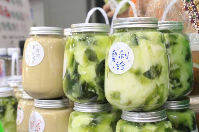 展区还创新展示了用“海鲜茶”制成的擂茶粉、茶叶虾、奶茶等,备受年轻人喜爱。 展区还创新展示了用“海鲜茶”制成的擂茶粉、茶叶虾、奶茶等,备受年轻人喜爱。