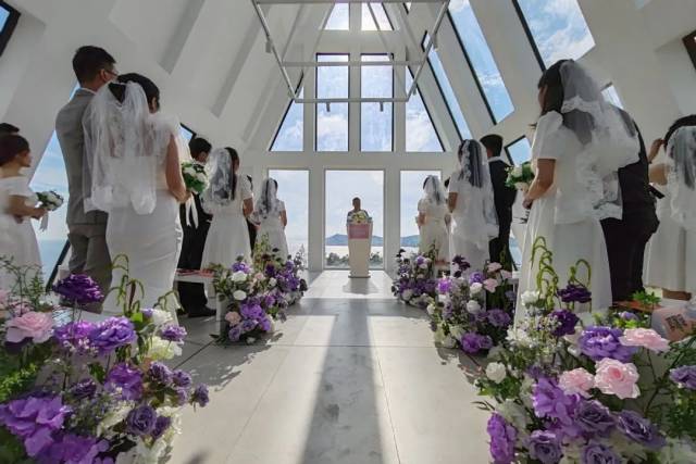 5月20日,，10對新人在珠海東澳島蜜月山領(lǐng)取結(jié)婚證,。