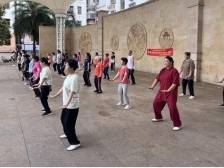 西丽街道新围社区开展“围康守护・邻里互助”八段锦活动