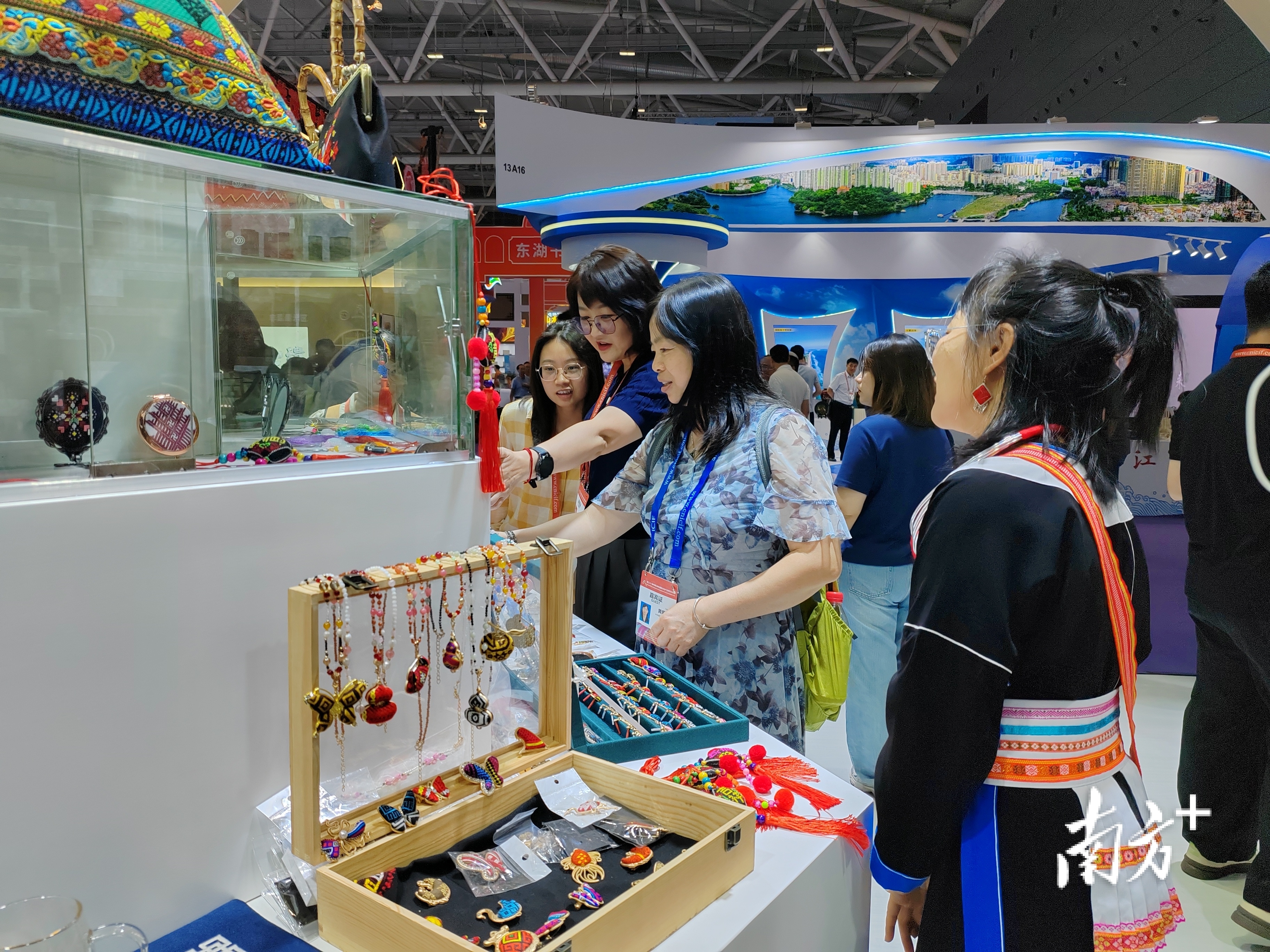 盐焗清远鸡、清香英红茶，文博会上的“清远味道”让人流连