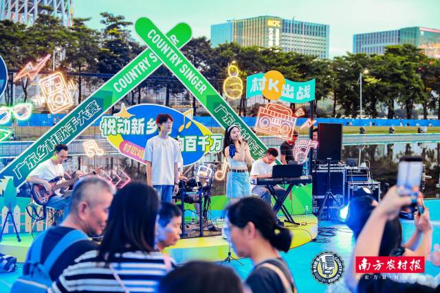 去年启动仪式现场，开放麦区域吸引众多歌手献唱。