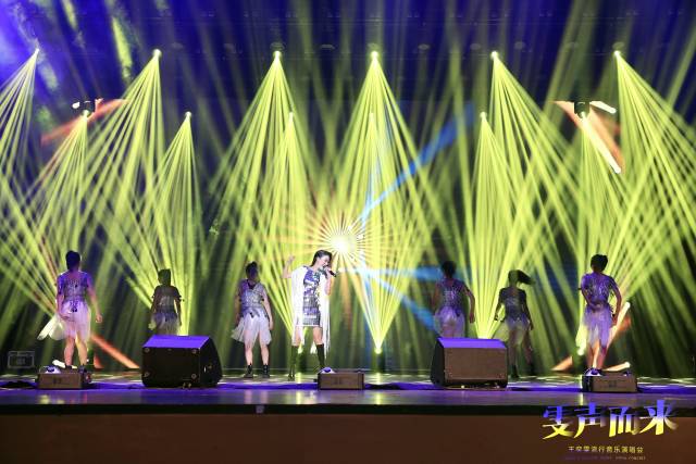 王奕雯举行个人流行音乐会现场。 受访者供图 王奕雯举行个人流行音乐会现场。 受访者供图