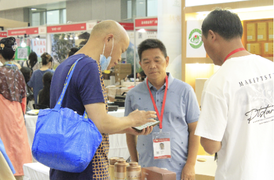 莲花山茶展团携8家本土茶企亮相广州茶博会，吸引众多茶商和市民。