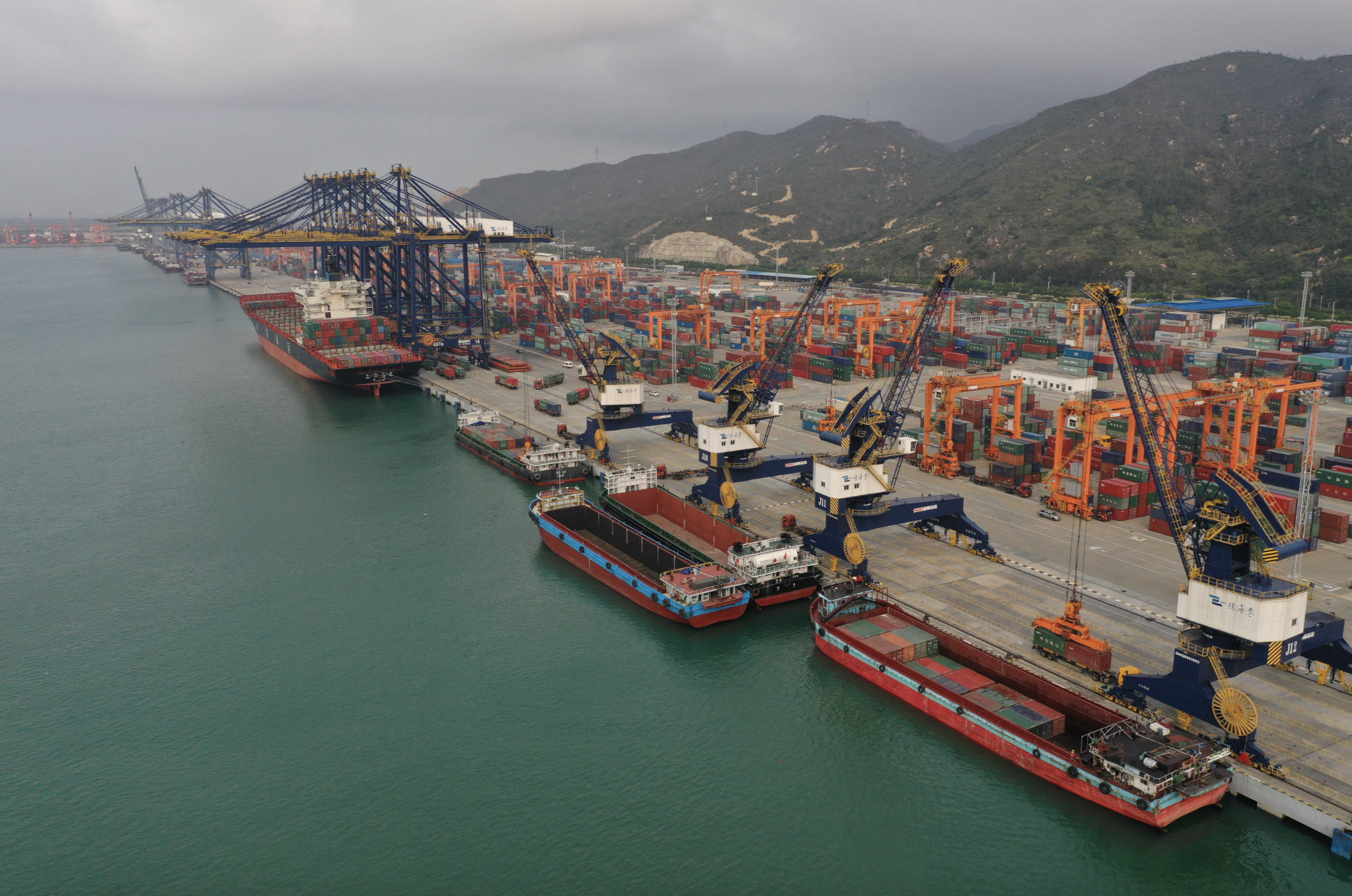 	 繁忙的高栏港国际货柜码头。南方日报、南方+记者 钱文攀 摄