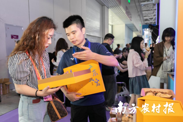 参展商、观众驻足了解“广东三宝”。 参展商、观众驻足了解“广东三宝”。