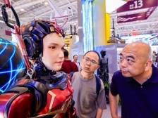 图集｜文博会首日直击：科技文化激情碰撞，“机器人天团”各显神通