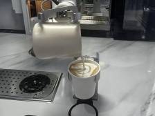 视频｜机器人拉花，大头贴变咖啡！合作商询价排长龙