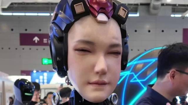 深圳机器人企业现场收单！目标今年售出1000台，机器人会抛媚眼还发了“小脾气”