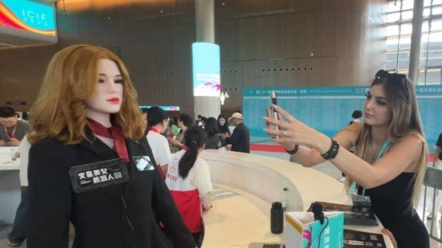火星美女机器人亮相文博会，外国展商都忍不住和“她”合照