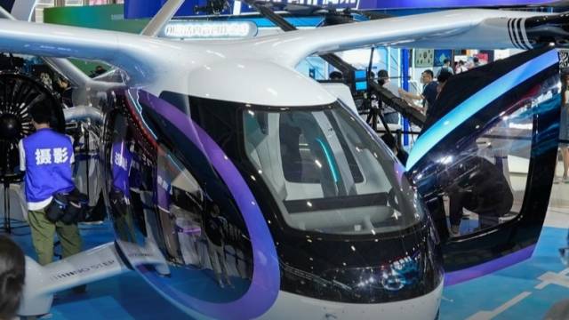 文博会展馆里开来一架飞机！怎么进来的？