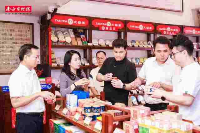 调研组一行赴广州芳村茶叶市场调研。