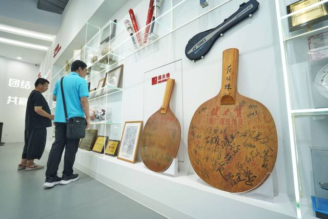 媒體采風(fēng)團(tuán)了解健力寶與中國(guó)體育淵源。戴嘉信 攝
