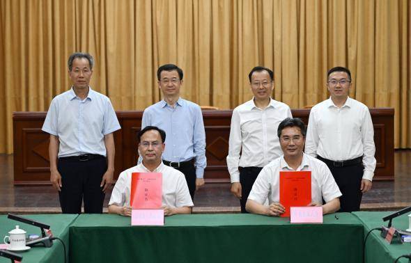 華南農(nóng)業(yè)大學(xué)與高州市政府簽署合作框架協(xié)議。