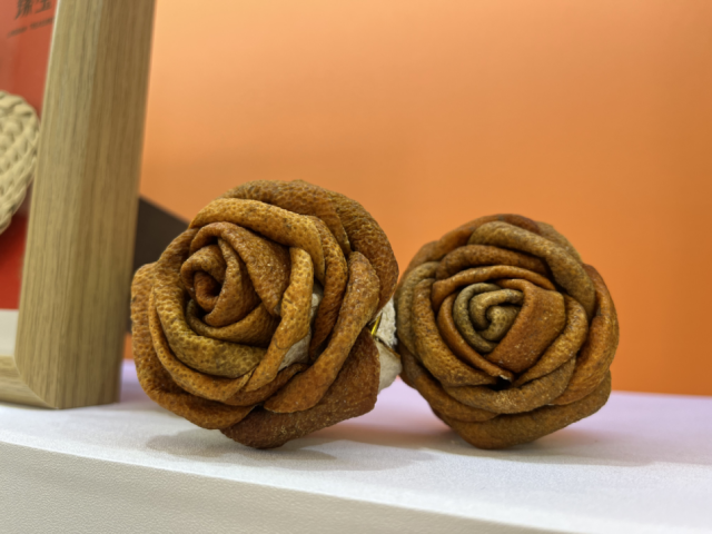 展会现场，由新会陈皮制作的“陈皮玫瑰”广受参会者青睐