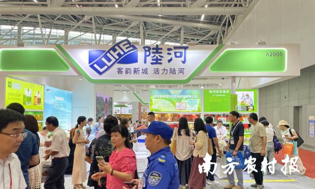 “客韵新城活力陆河”特装展馆里集中展示了陆河单丛茶、省级非遗擂茶等特色产品。