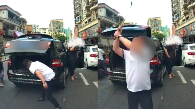奔驰车司机在后备箱找高尔夫球杆(左),用球杆砸后车(右)。视频截图 奔驰车司机在后备箱找高尔夫球杆(左),用球杆砸后车(右)。视频截图