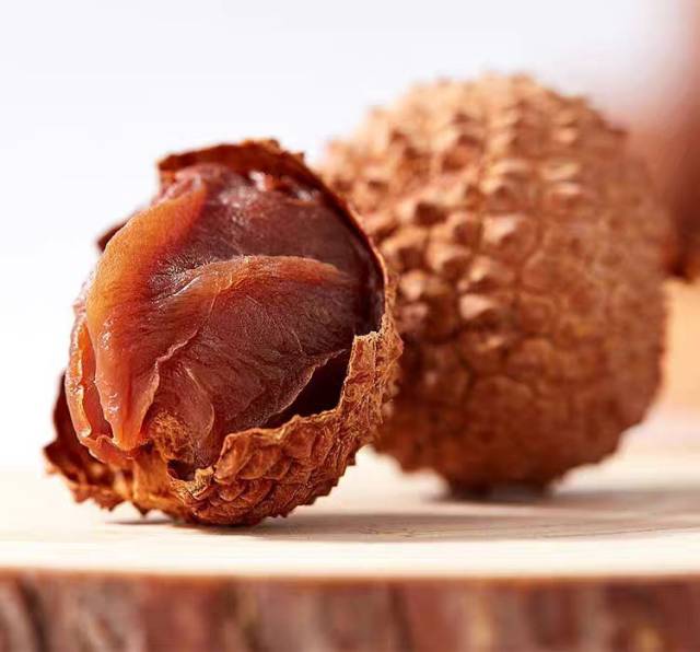 经过72小时低温烘干制成的荔枝干。