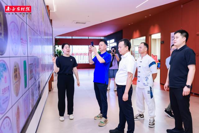 调研组参观学习广东东和茶叶有限责任公司的茶叶“DNA库”。