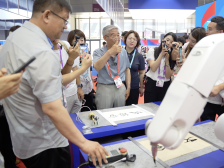 文博会上的“反差萌”：机械臂PK山西姥爷，书法谁更胜一筹