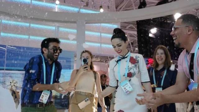 33℃的深圳，埃及采购商在文博会打雪仗