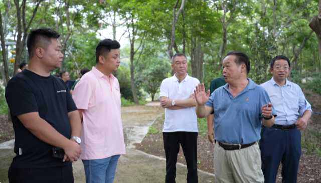 在惠州景丽果场，负责人向首衡荔枝产地行采购商介绍果园荔枝生产情况。