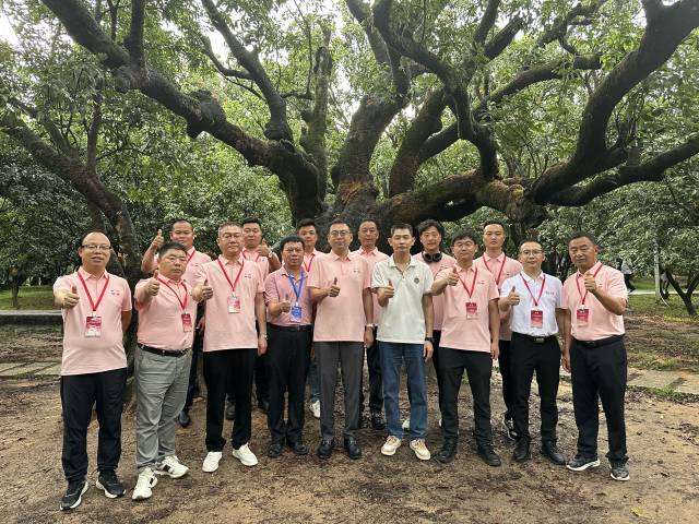 在茂名高州的古荔枝树下，首衡产地行团队与当地农业干部、荔农合影。